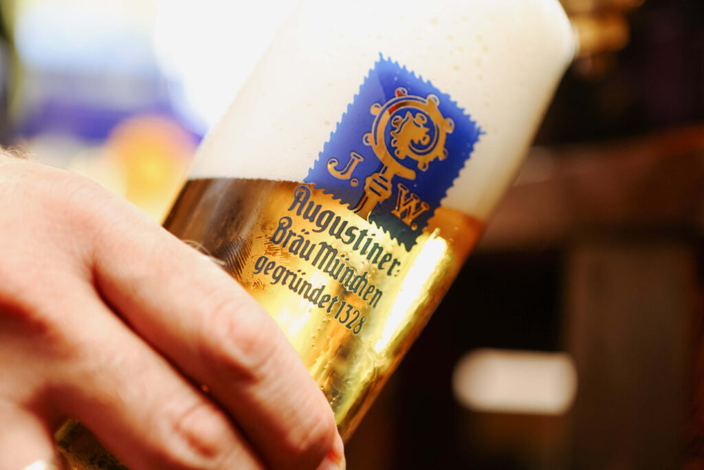 Ein frisch gezapftes Augustiner-Bier